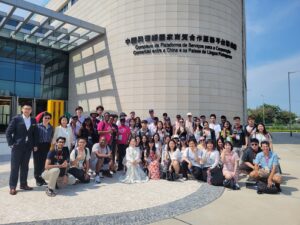 2024-July//国金亚洲顾问公司董事周可祺先生與澳大国际交流学生参观中国与葡语国家商贸合作服务平台展示馆//GoldChess Director Mr. Danny Chau invited M...